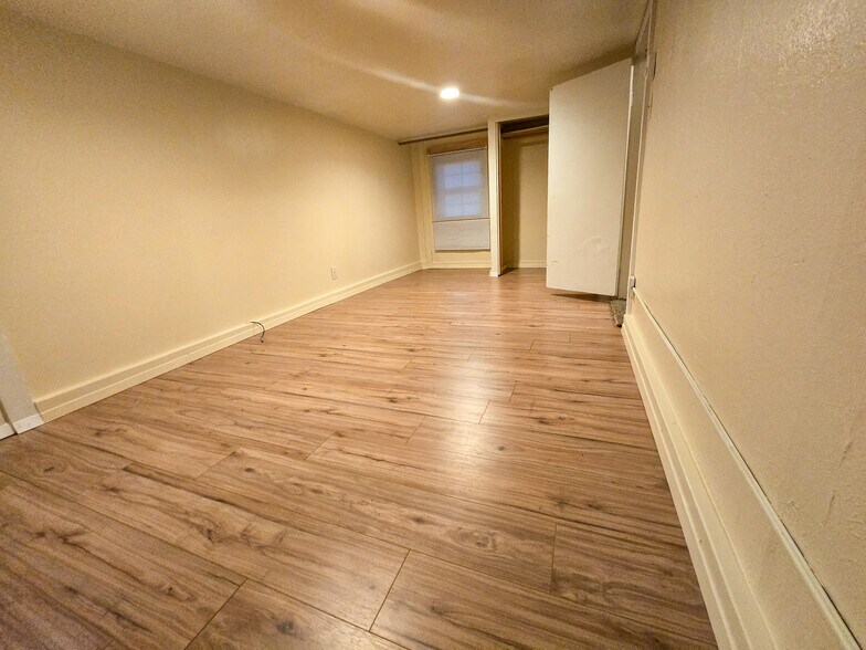 Building Photo - 515 E New York St