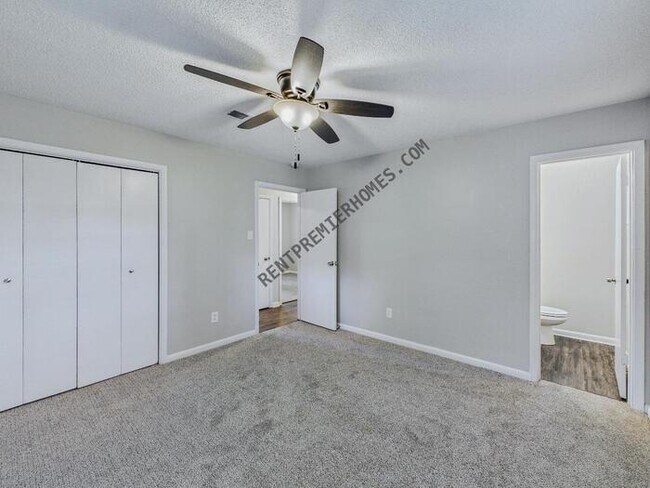 Building Photo - 802 Towering Oaks Dr