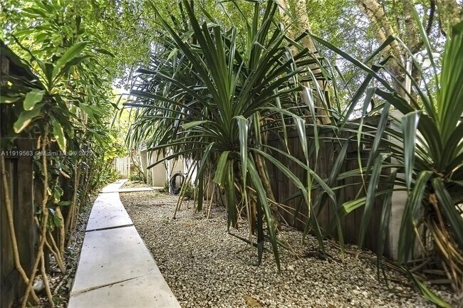 Building Photo - 3080 Allamanda St