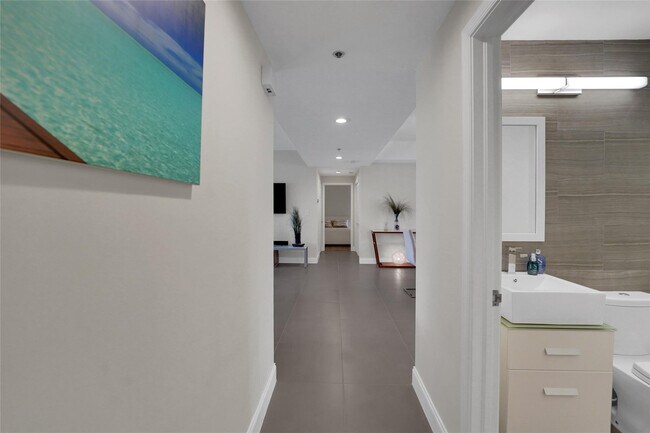 Building Photo - 4108 W Palm Aire Dr