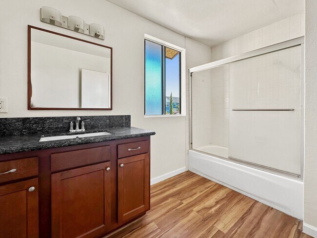 Building Photo - MON250