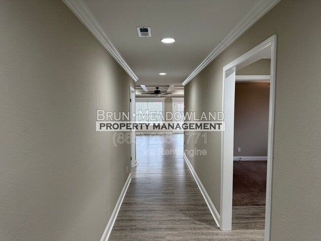 Building Photo - 3869 Doral Dr