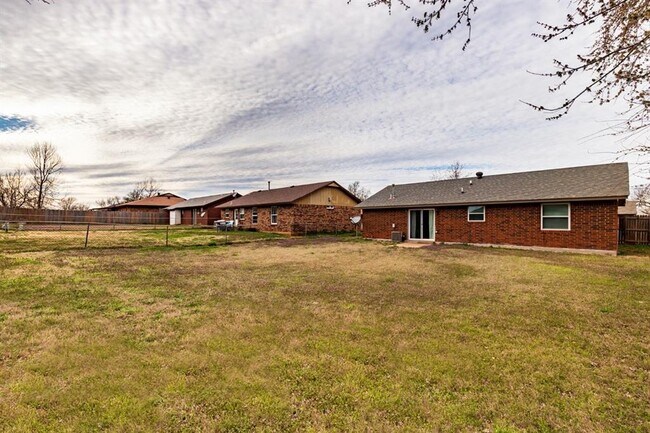 Building Photo - 722 W Perry Dr