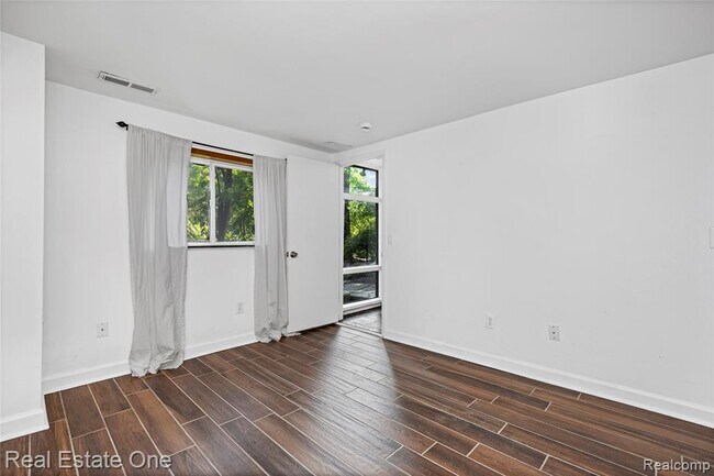 Building Photo - 3954 N Ellamae Rd