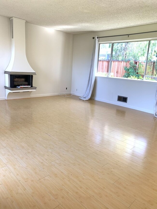 Building Photo - 1252-1254 Valerian Court