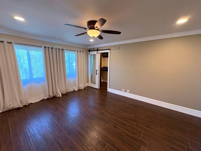 Building Photo - Upgraded 3 bedroom, 2 1/2 bath home with HUGE private yard.  This is a true hidden gem.