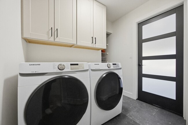 Building Photo - Pool Home