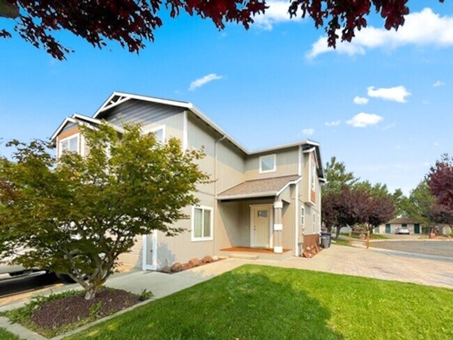 Building Photo - Updated Townhouse in Ellenbsurg
