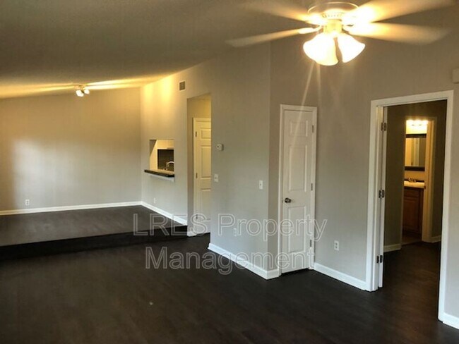 Building Photo - 1406 Northlake Dr