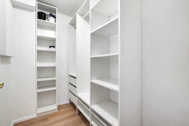 Building Photo - 4343 N Clarendon Ave