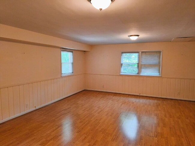 Building Photo - Centrally Located McLean Home with Ample S...