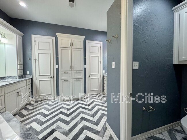 Building Photo - 2417 Creekside Cir S