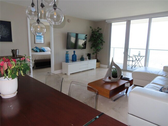 Primary Photo - 5701 Collins Ave