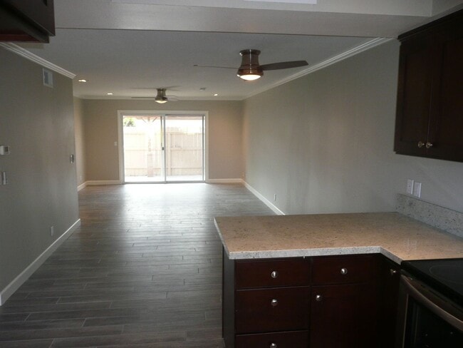 Building Photo - Great 2 bed/2bath in Tustin Villas