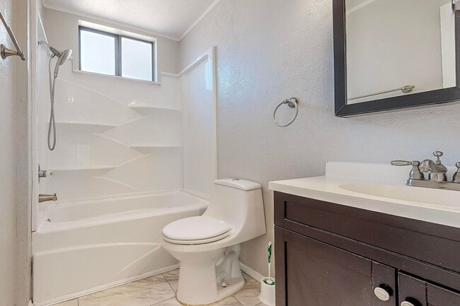 Building Photo - NE Heights - Large 2 Bedroom Apartment with Garage