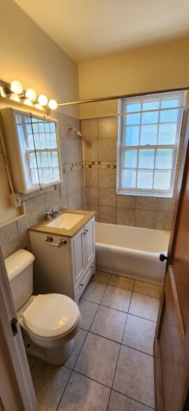 Building Photo - 1429 Martha Washington Dr
