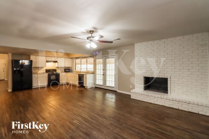 Building Photo - 5111 Karenbeth Dr