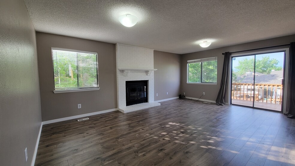 Spacious family room with lots of natural light. - 513 Southpark Rd