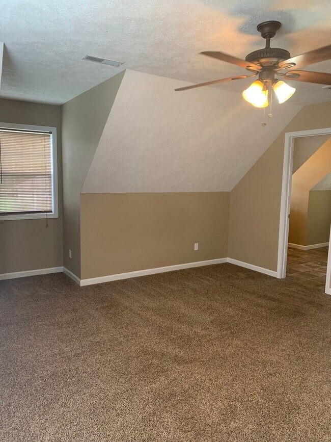 Building Photo - COMING SOON...3 Bedroom in GREAT LOCATION in the Center of Town!