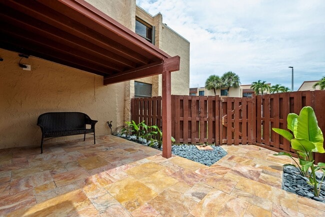 Building Photo - 2 Bed / 2 Bath Condo for Rent – Prime Miami Location