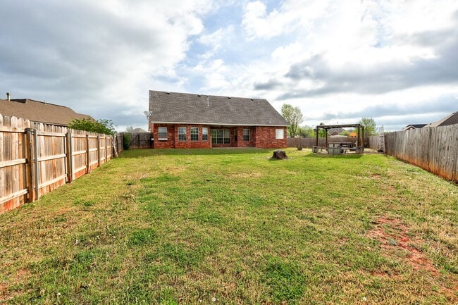 Building Photo - 1605 Silver Oak Dr