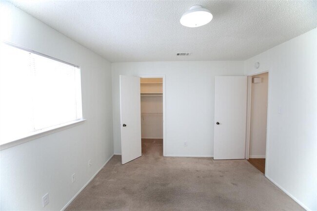 Building Photo - 9803 Meadowheath Dr