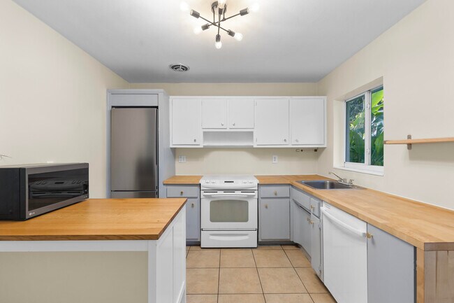 Building Photo - 170 NW 7th St