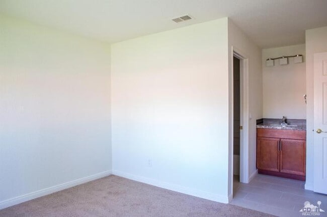 Building Photo - Beautiful 2-Bedroom Condo in Gated Saddleb...