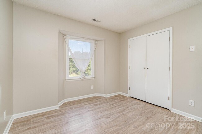 Building Photo - 6165 Meadow Rose Ln