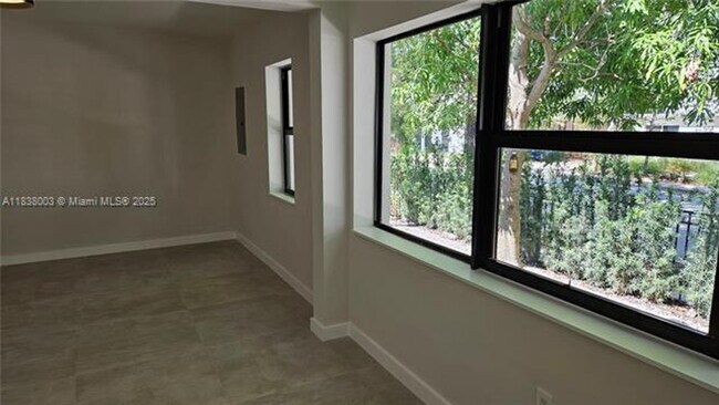 Building Photo - 424 NE 63rd St