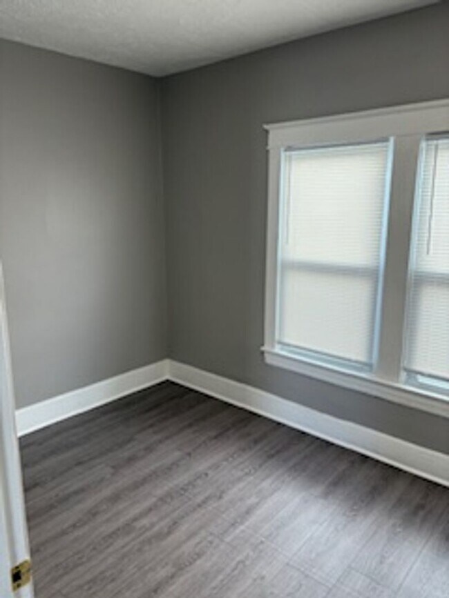 Building Photo - 2 Bedroom 1 Bathroom Home Available Now