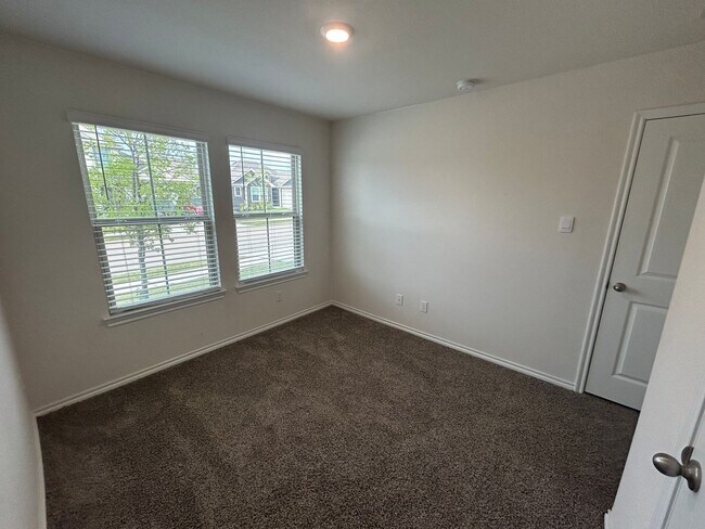 Building Photo - 3 Bedroom 2 Bath
