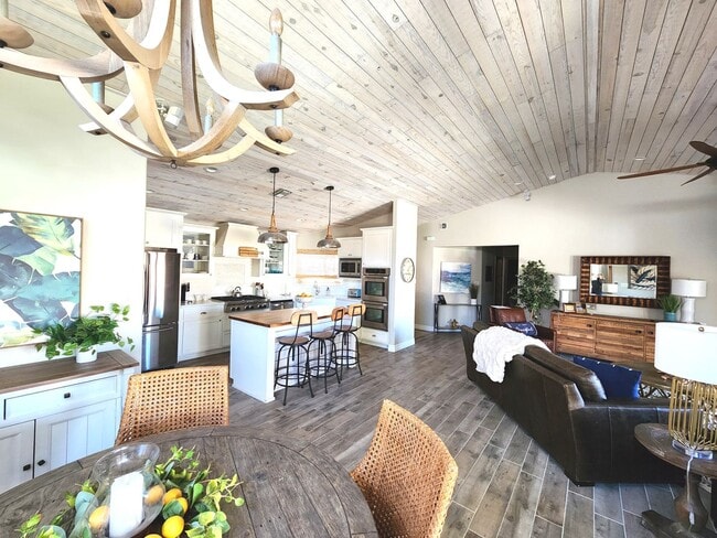 Building Photo - Amazing Fully Furnished Rental with Pool & Spa