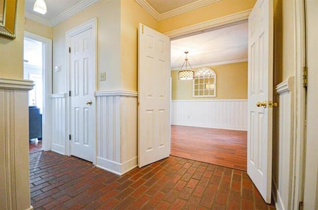 Building Photo - 980 Marys Dr