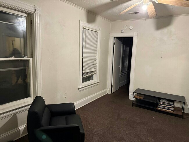 Building Photo - 323 Ash St