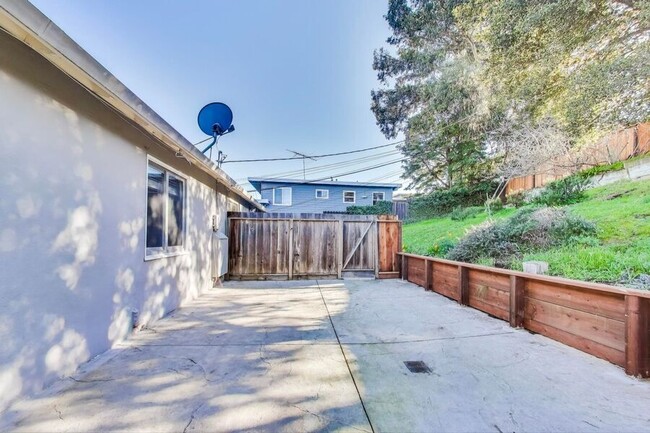 Building Photo - 2 Bed 1 Bath in San Carlos!