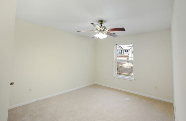 Building Photo - Three Bedroom/Two Bath/Fenced Yard/Community Pool