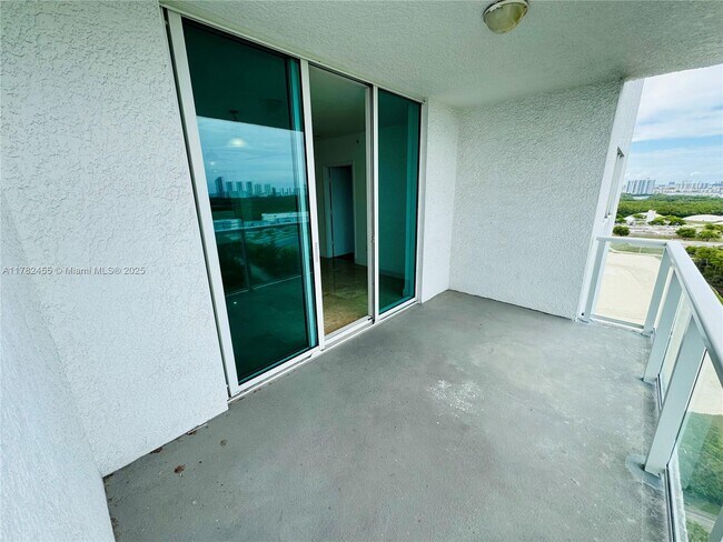 Building Photo - 15051 Royal Oaks Ln