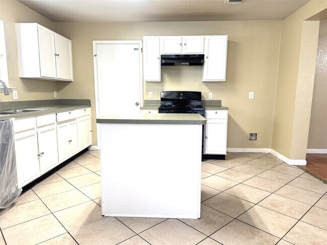 Building Photo - 15711 Western Skies Dr