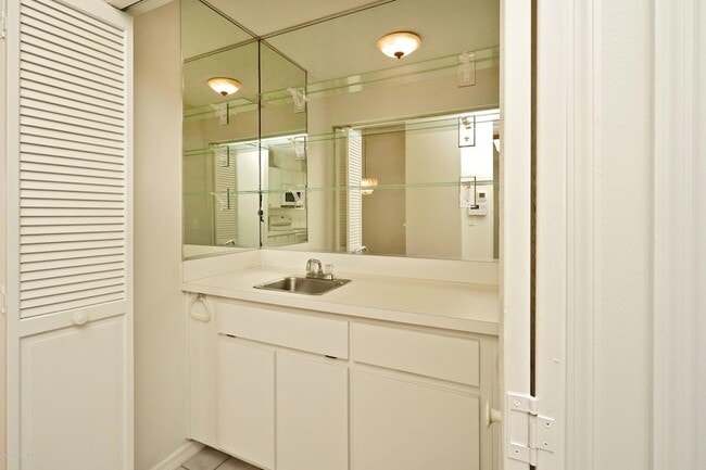 Building Photo - 840 Ridge Lake Dr