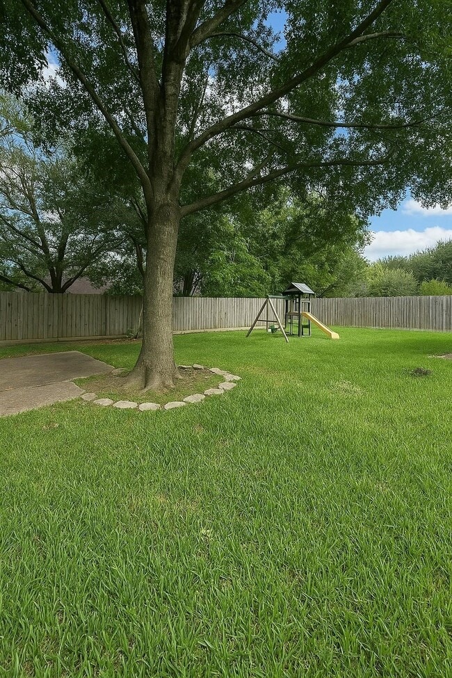 Building Photo - 9646 Meadowglen Ln