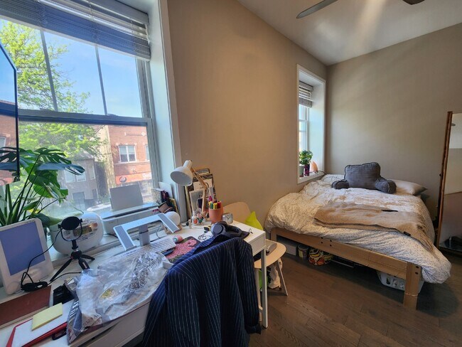 Building Photo - 1409 W Diversey Pkwy