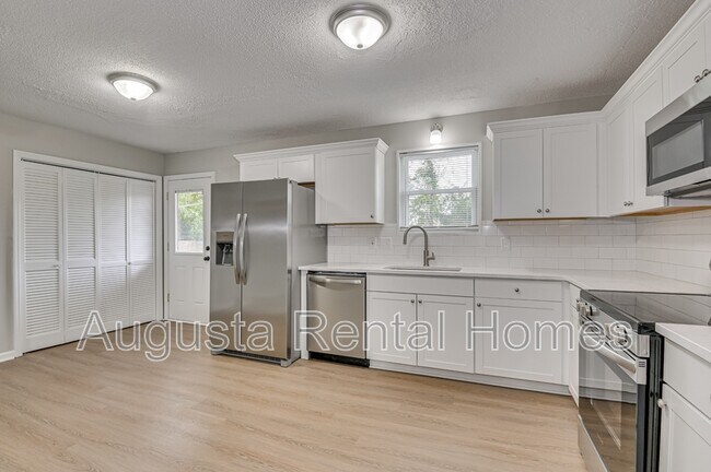 Building Photo - 208 Foxdale Dr