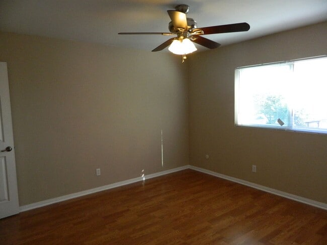 Building Photo - Townhouse w/ Garage & Private Patio, Walking distance to shopping, near highly rated schools