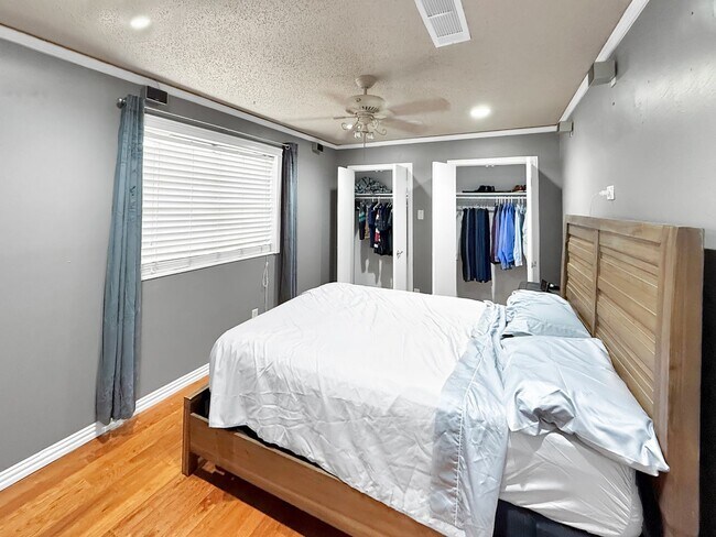 Building Photo - Your Contemporary Retreat in Garland, TX