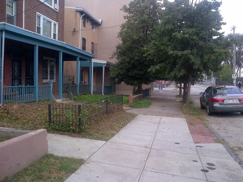 Safe street, easy access - 412 N 31st St