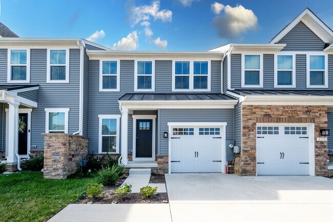 Primary Photo - Family-Friendly Townhome for Rent in Baker...