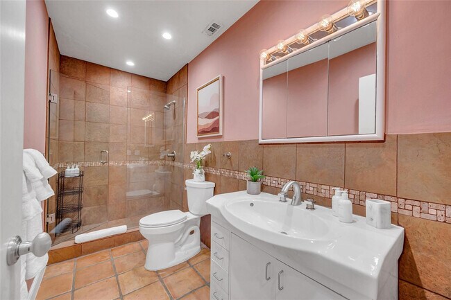 Building Photo - 2757 NE 20th St