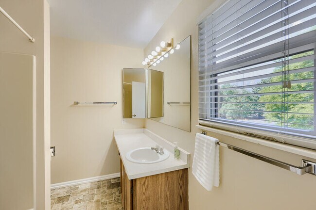 Building Photo - 1012 Moorings Dr