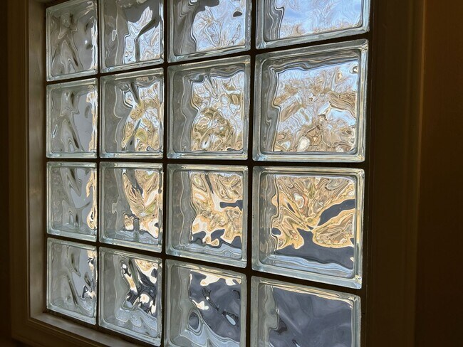 Building Photo - Central - Beautifully Restored and Updated Apartment